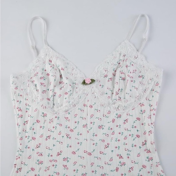 White Coquette Floral Lace Trim V-Neck Cami Romper - Sz. M - Picture 7 of 11